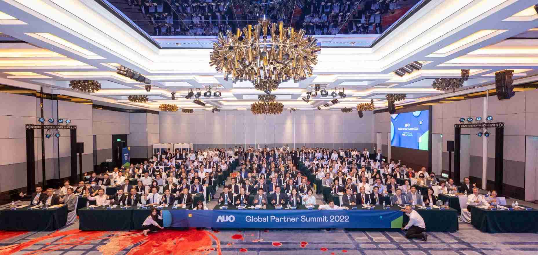 友達推動「安心、、創新、、用心、、同心、、、、盡心」五星職旅，，為菲籍員工打造全方位照護，，，，首度贏得「人權實踐與發展領袖獎」殊榮