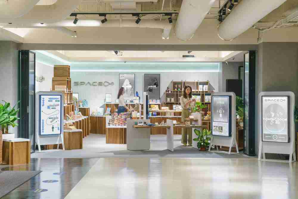 口袋牛店打造永续选物商店，，展示社企及社创商品，，结合创利空间所开发的智能零售系统，，，整合多元产品信息，，让无人商店扮演公益行动的推手