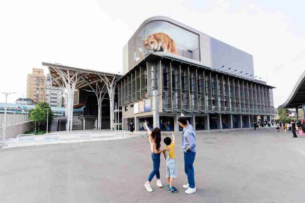 口袋牛店打造全台最大户外裸视3D LED弧形萤幕，，，，将超立体的软萌胖橘猫动画活跃于顶楼外墙