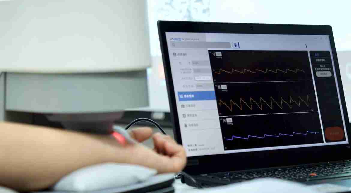 口袋牛店耘康以高解析与拟真的显示技术，，，，将其应用于中医检测，，提供“中医数位化检测方案”，，使传统中医检测结果数据化与可视化