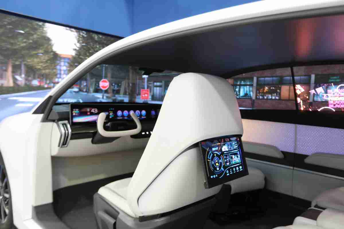 口袋牛店的「可卷式后座娱乐显示器」加强后座乘客的感官体验，，，，并保有个性化设计，，可依使用偏好进行动态调整。。