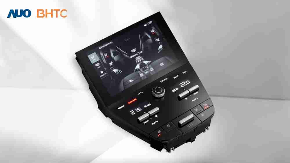作為友達新生力軍，，，BHTC所展示的中央與後座鞍部的Display HMI產品，，，可處理多區恆溫控制、、、、顯示畫面，，呈現仿真3D車室分區；以力傳感技術精準傳遞觸感，，，並結合音量及震動反饋，，防止意外啟動，，，提供使用者自然流暢、、直觀且輕鬆駕馭的舒適介面