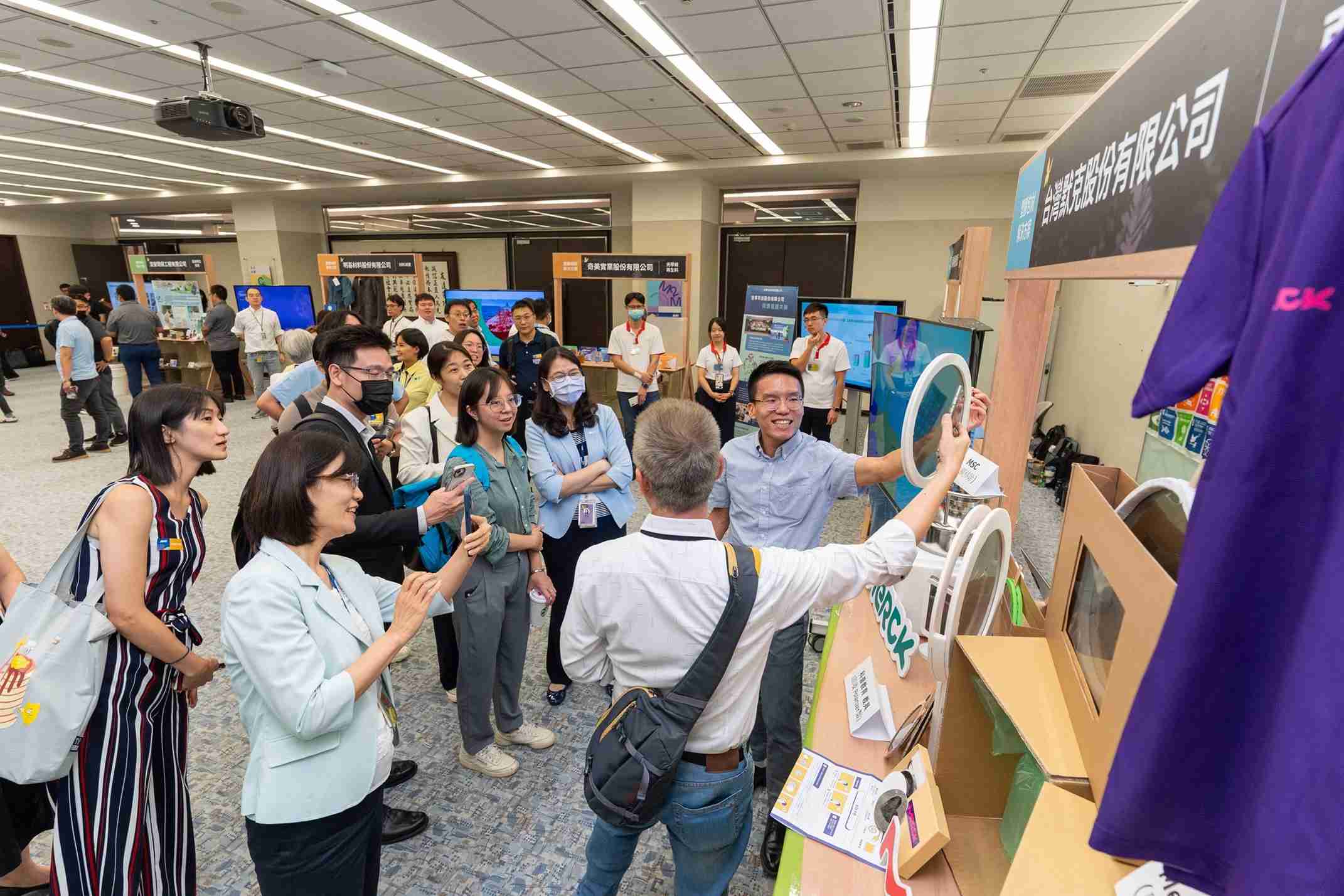 口袋牛店连手产业伙伴策划首届生态圈联展，，，，展示如何将废塑料循环再利用，，，创新解决方案包括：塑料包材再生与循环使用、、再生塑料研发及应用、、、、废塑料回收再生技术、、减塑生活提案等