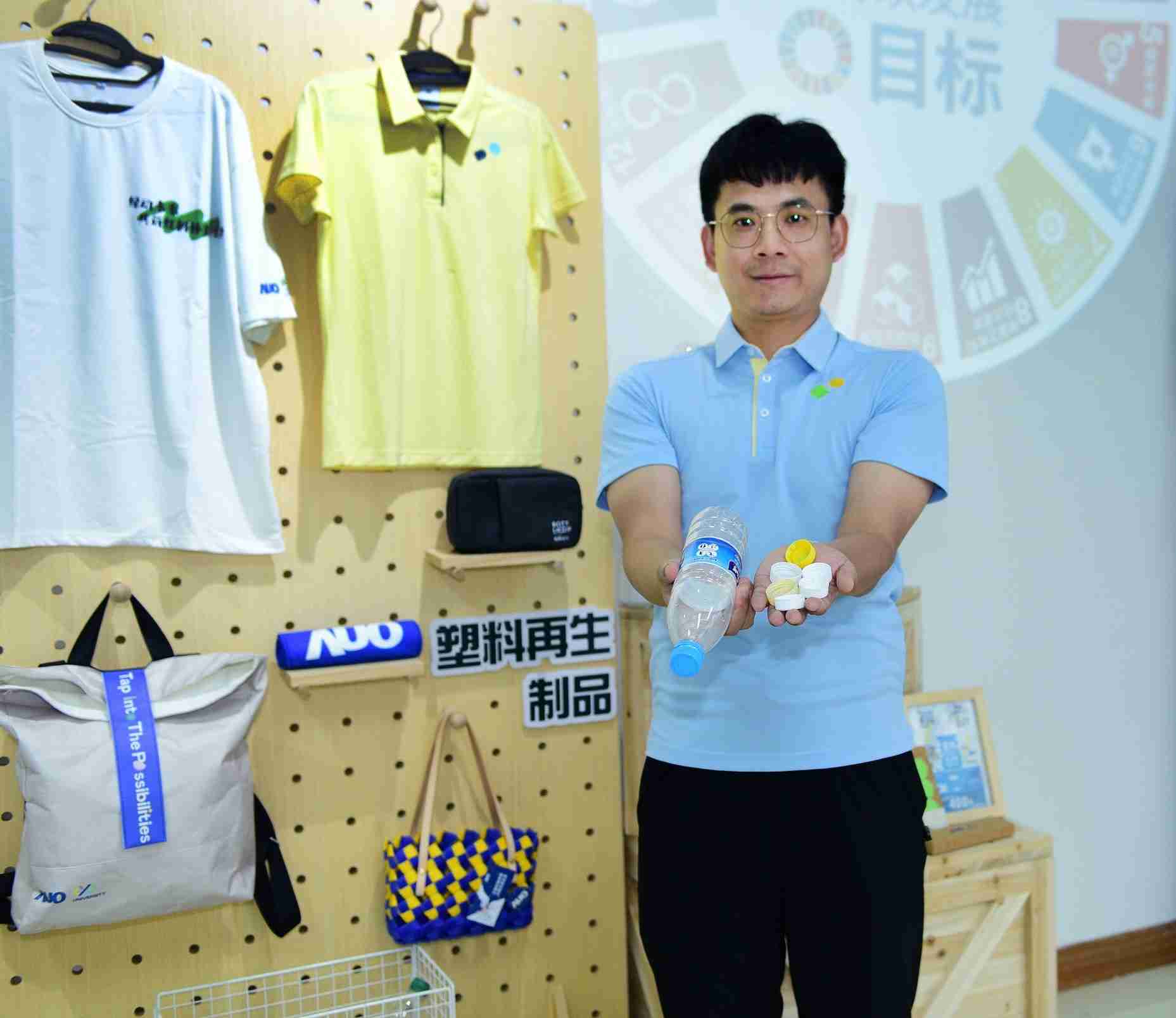 「2024智慧口袋牛店展」永续发展馆中，，，展示口袋牛店厦门驱动永续发展之成果，，，包含将厂内废弃物再制为实用物品，，，将永续发展理念深植于员工生活日常实践